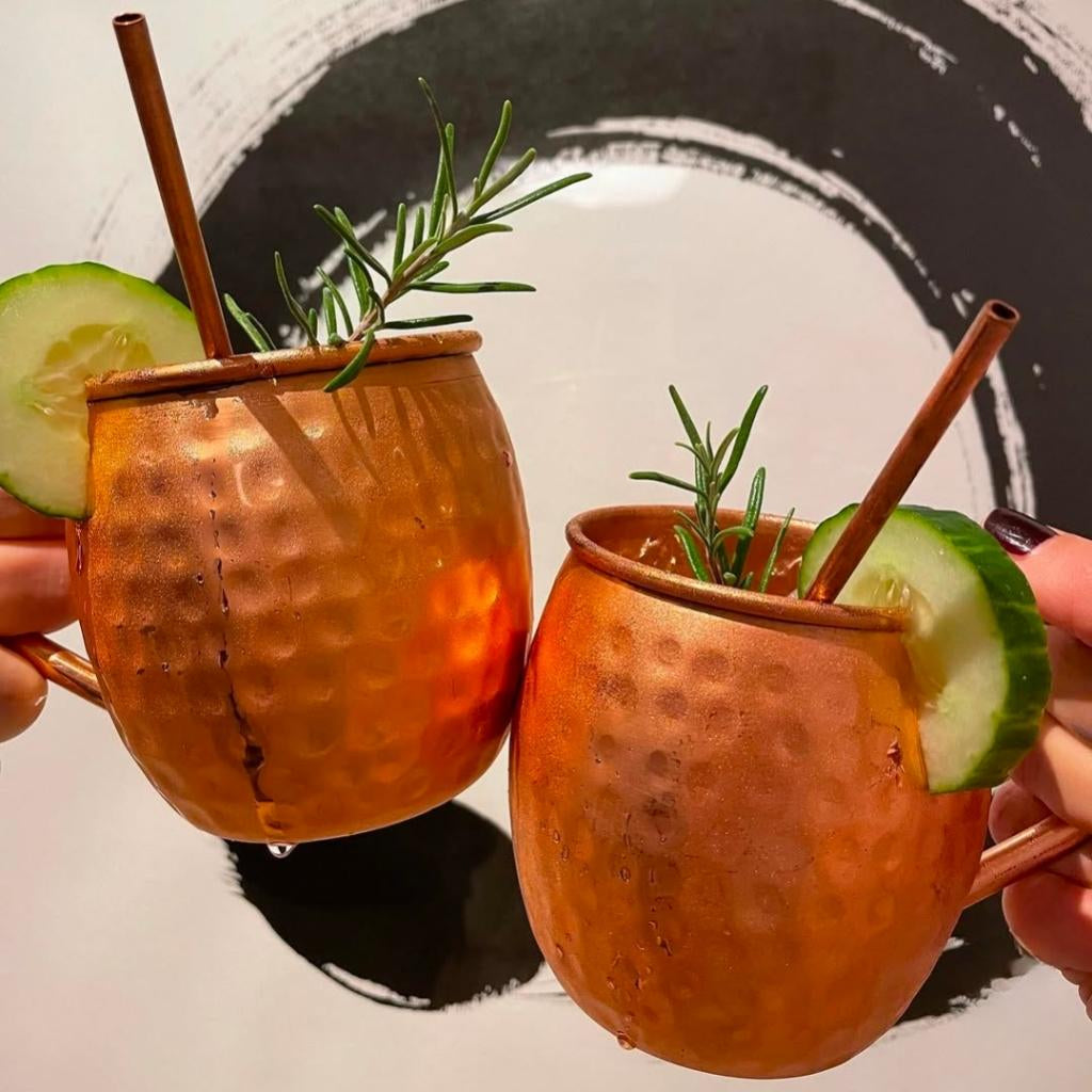Duo de mugs Moscow Mule en cuivre pur martelé 500 ml avec cocktail et rondelle de concombre, idée cadeau élégante pour couple ou anniversaire prête à offrir – KoolKado